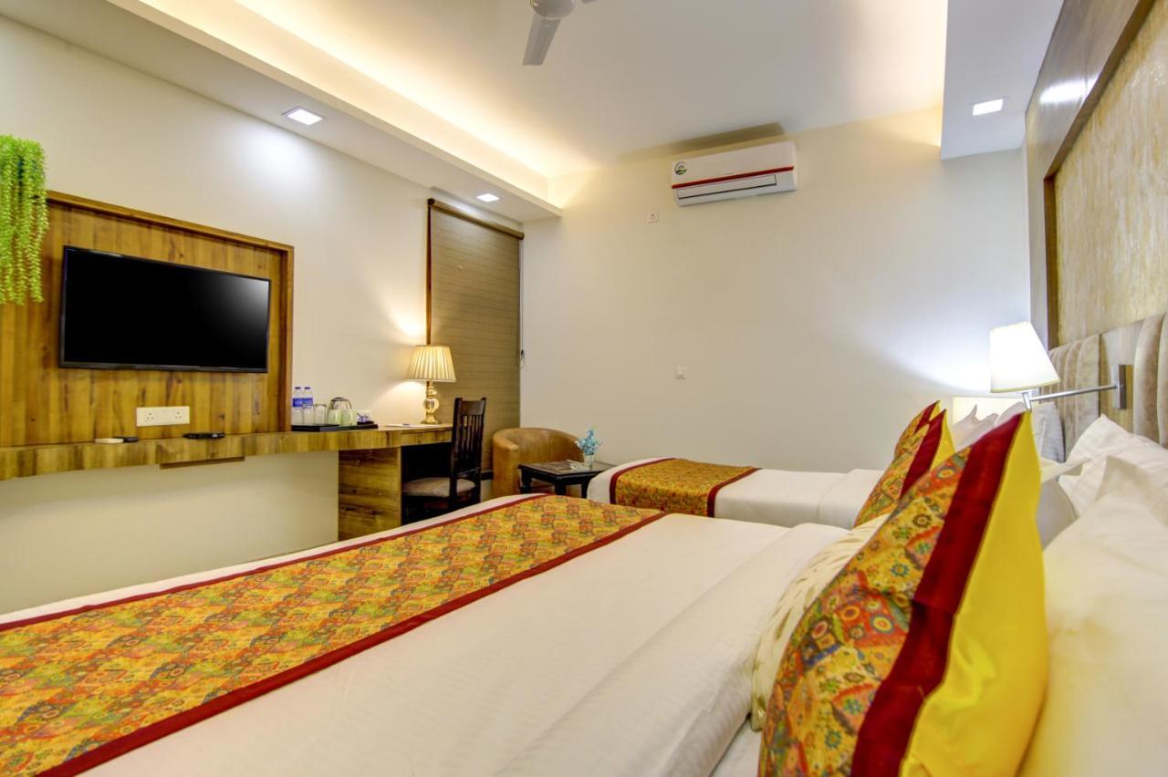 Hotel Park Tree Near Delhi Airport 뉴델리 외부 사진